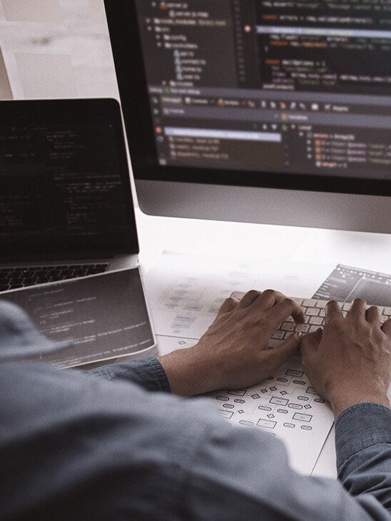 노트북으로 일하는 남자