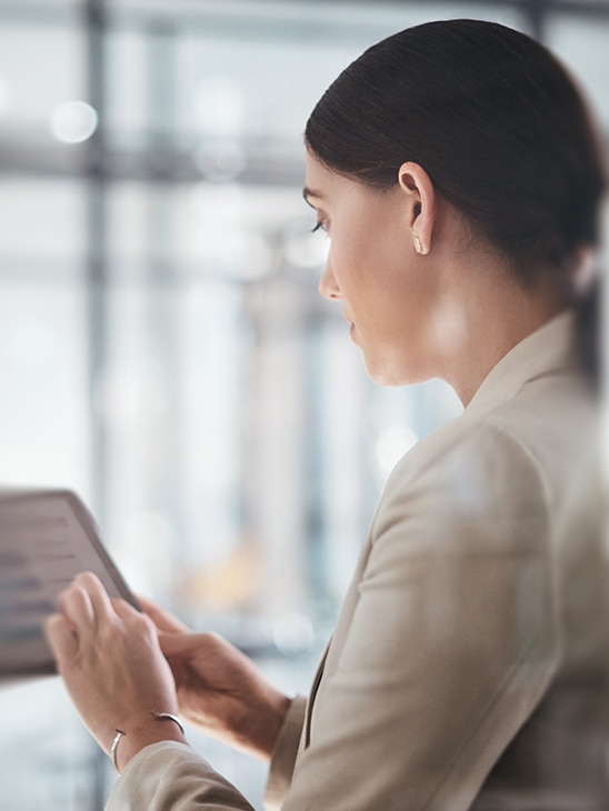 휴대폰을 보는 남자