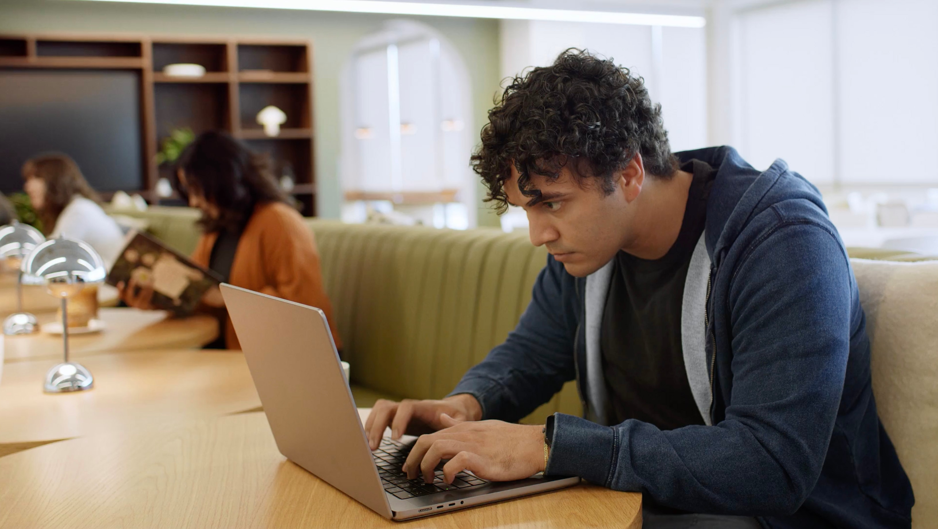 AI 런타임 보안이 <br/>공격을 차단하는 모습을 지켜보세요.