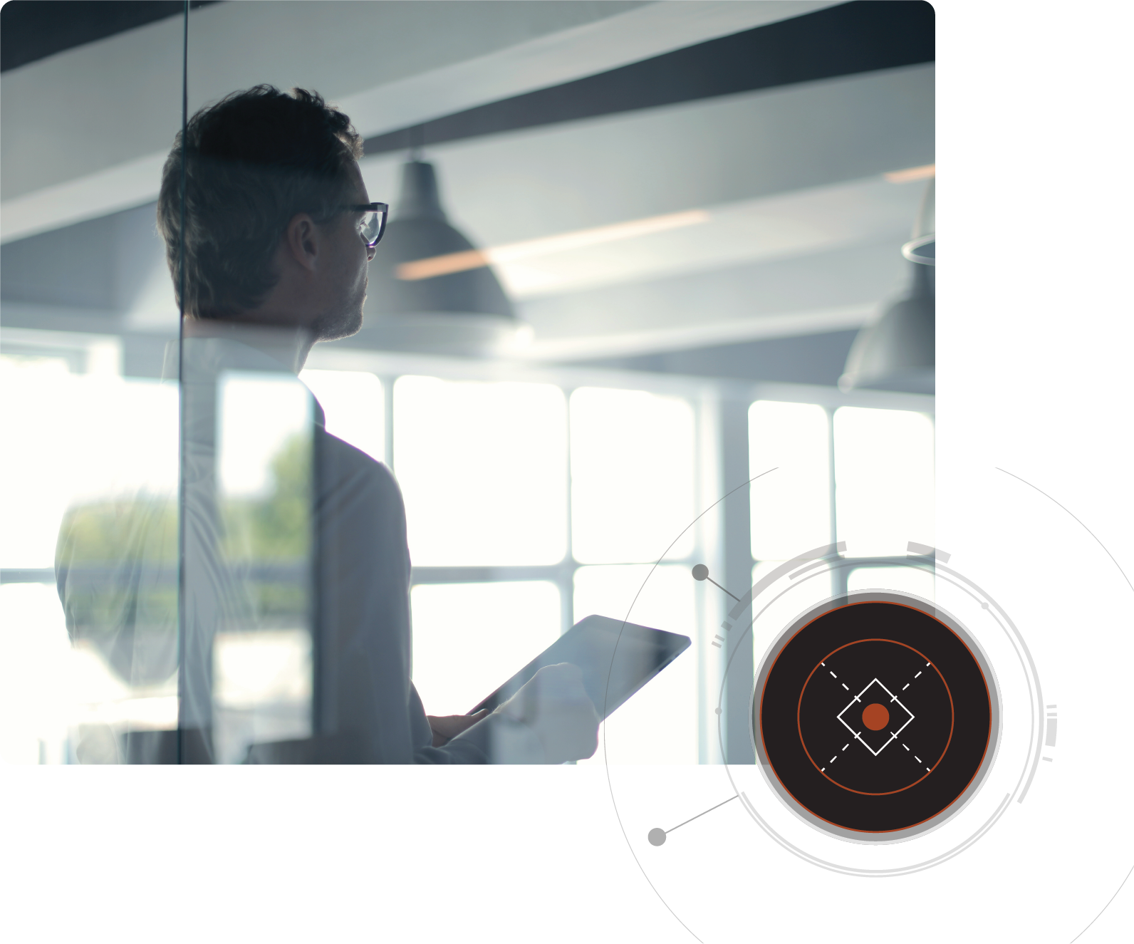 가상 CISO가 사무실에서 유리 파티션 뒤에 태블릿을 들고 서 있고 오른쪽 하단 모서리에 원형 그래픽 오버레이가 있습니다.